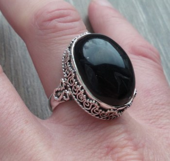 Zilveren ring cabochon Onyx in bewerkte setting 19 mm